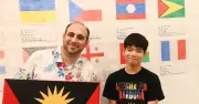 与那原小6の玉城奏翔さん、描いた国旗の展示会を那覇で開催
