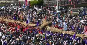 与那原大綱曳、東が2連覇 2分17秒の熱戦 450年余の歴史