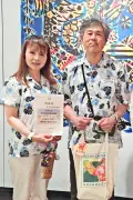 ユンタンザミュージアム来館20万人達成、札幌から井沼さん夫妻が節目を祝う