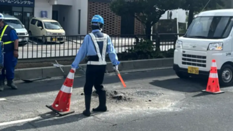 那覇市立病院前の県道82号でアスファルト修繕、約4時間片側1車線通行に