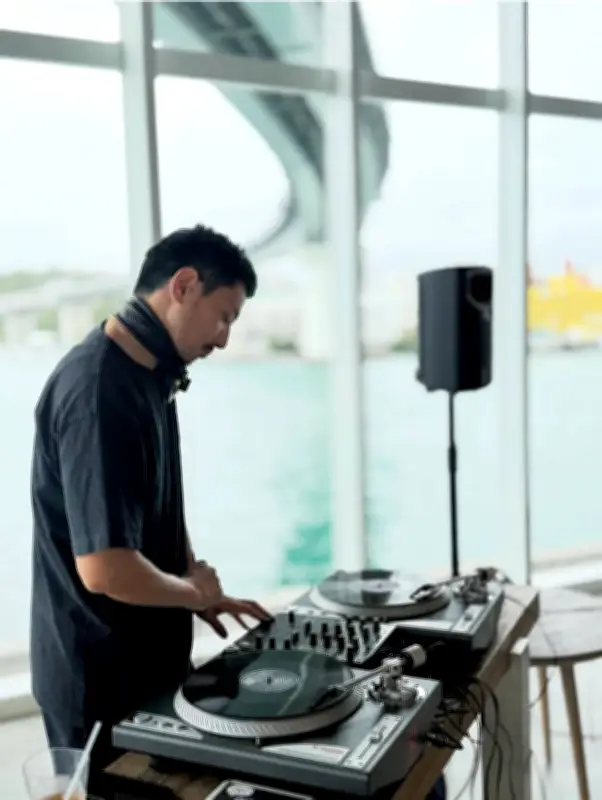 朝からノンアルで音楽楽しむ「コーヒーレイブ」那覇で開催、約50人が参加