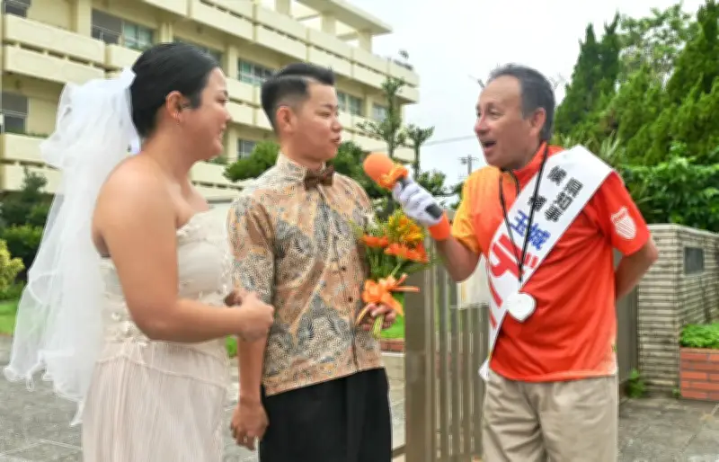 玉城デニー氏、那覇・与那原で計8回の遊説 福祉政策を訴え、結婚写真の新郎新婦と交流