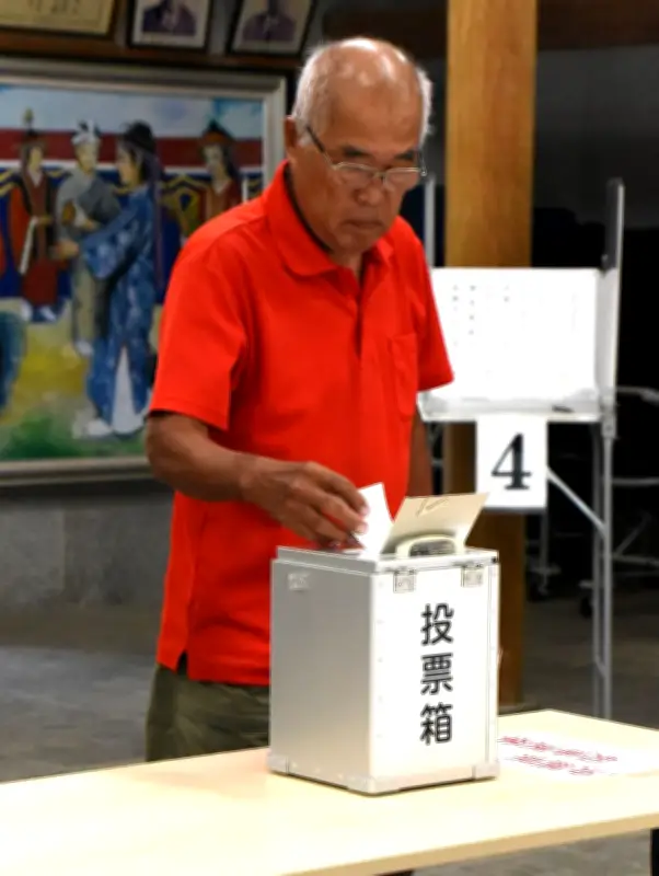 竹富町で県知事選と町議選の投票始まる 離島のため1日繰り上げ