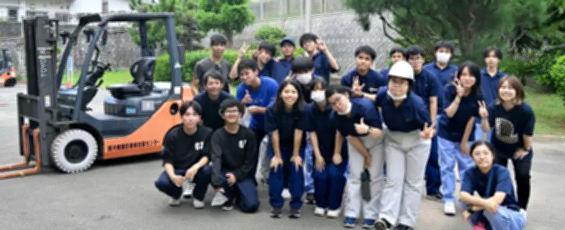 沖縄高等特別支援学校でフォークリフト実技講習、生徒約30人が資格取得目指す