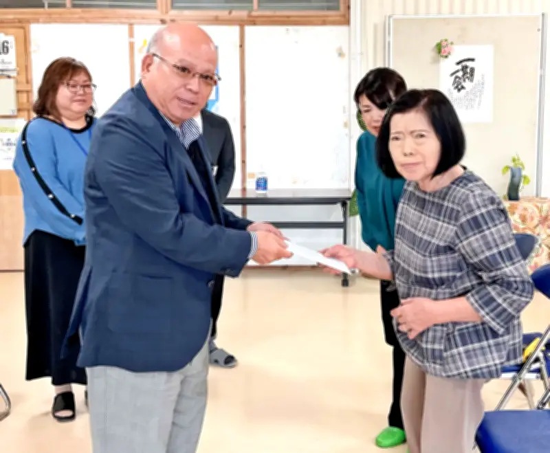伊平屋村、元議長妻が香典返し30万円を教育委に寄付