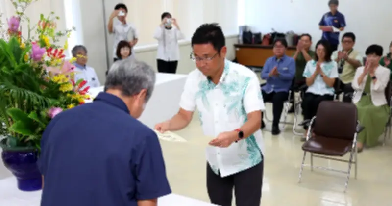 古謝玄太氏に当選証書　家族に見守られ「重みを感じる」　沖縄県知事選