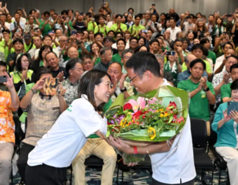 古謝玄太氏が沖縄県知事選で初当選確実、歓喜のコールが会場包む