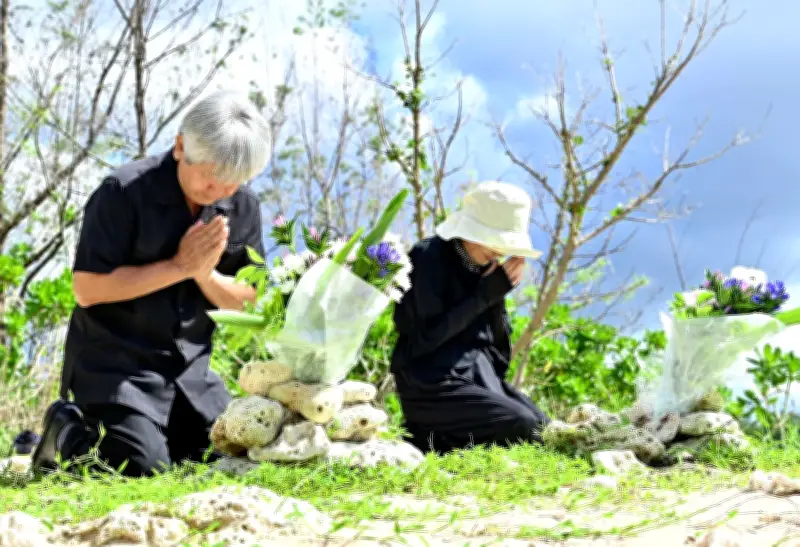 辺野古沖事故半年、ヘリ基地反対協が瀬嵩で献花「二度と事故起こさない」