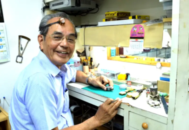 時計は思い出を刻むもの 比嘉利信さん、55年の店を閉める