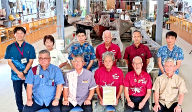 糸満の漁撈用具、文化財登録証を展示館に贈呈　NPO法人ハマスーキへ