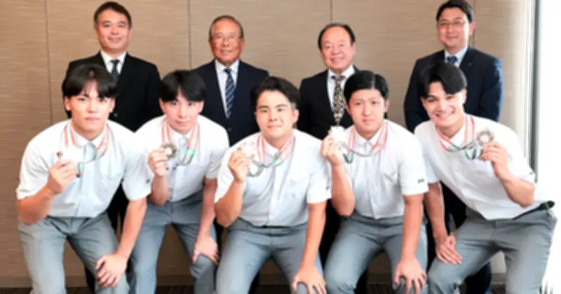 興南ハンド部が全国高校総体優勝を報告　「支えのおかげ」と照屋監督ら琉球新報社訪問
