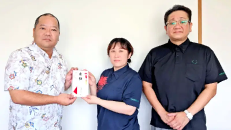 メガネ一番が熊本地震義援金50万円を沖縄タイムス中部支社に寄託