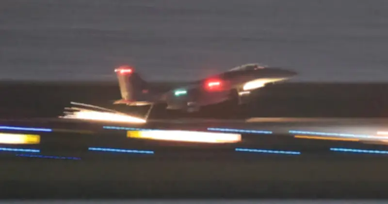 那覇空港の滑走路また閉鎖 空自F15が緊急着陸、油圧系不具合で火花も