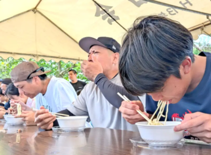 城辺ふれあいまつりで沖縄そば早食い大会 熱々スープに苦戦