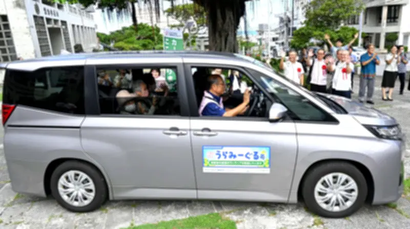 沖縄トヨタ、高齢者移動支援の車両「うらみーぐる号」を浦添市に贈呈