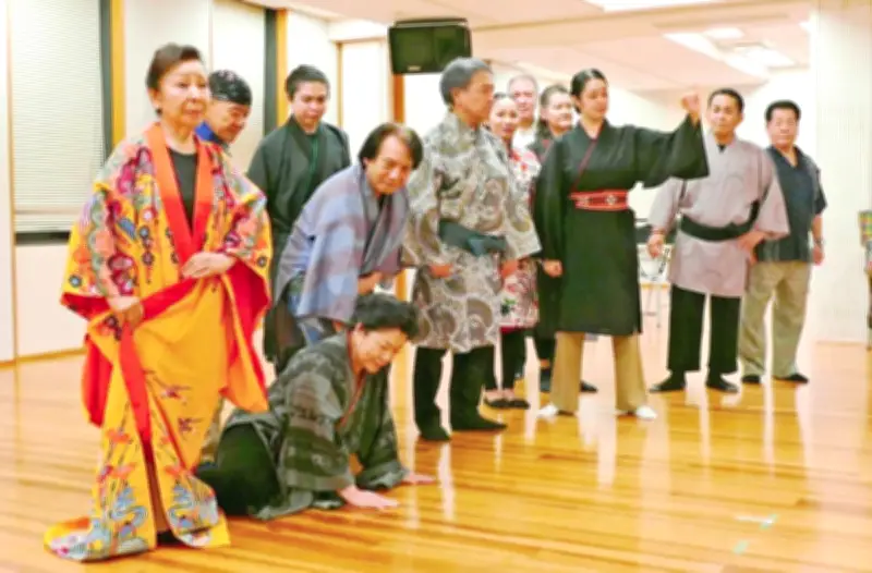 敬老の日は沖縄芝居で 劇団うない、うびらじ、群星、与座が相次ぎ公演