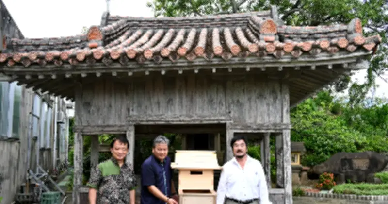 「島根殿」に国登録有形文化財登録証 北中城 戦前の御嶽神社化伝える