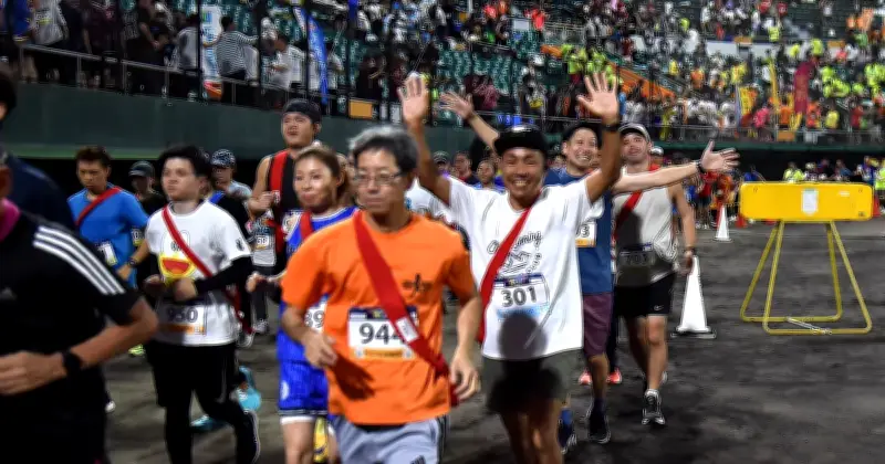 サマーナイトラン沖縄に2570人　涼しい夜のスタジアム外周を快走