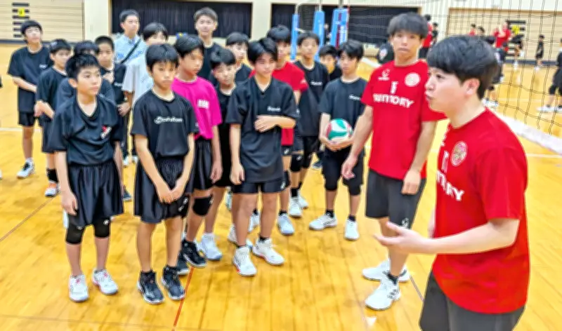 サントリーサンバーズ選手ら豊見城市で中学生約120人にバレー指導