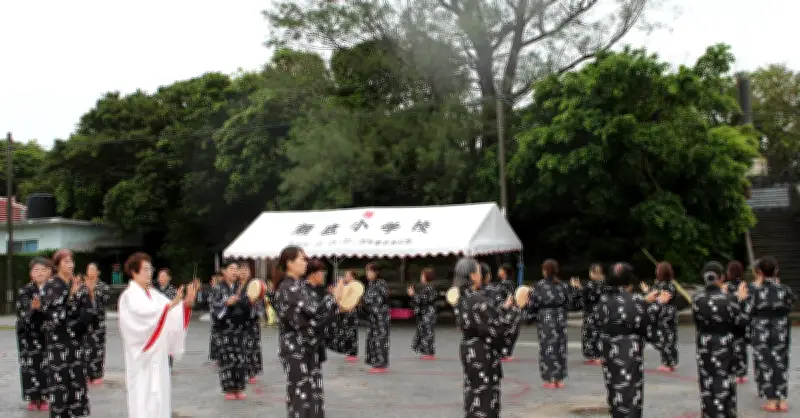 本部町瀬底区でウフユミシヌグイ　32人参加しウシデーク披露
