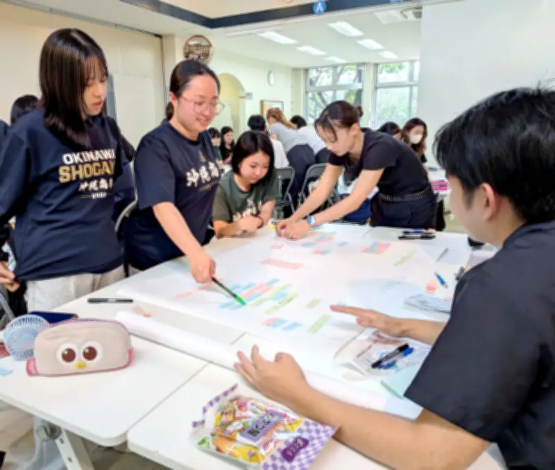 福祉と防災を現場で学ぶ 琉大・沖尚高生ら約40人が那覇でフィールドワーク
