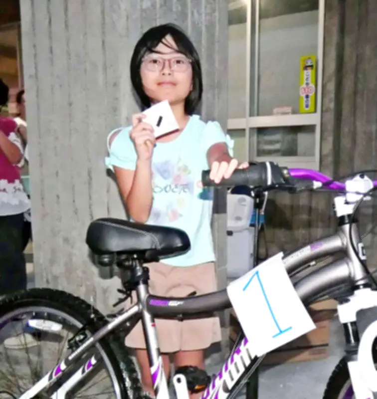 沖縄市の大城侑亜さん（９）納涼まつり抽選会で自転車当選