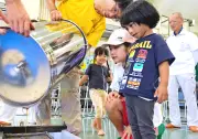 採れたて蜂蜜に舌鼓　浦添・城間公民館で親子ら20人が養蜂学ぶ