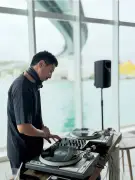 朝からノンアルで音楽楽しむ「コーヒーレイブ」那覇で開催、約50人が参加