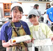 初めての三枚おろしに挑戦 山内さんと具志堅さんが魚さばき体験