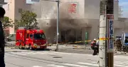 那覇市真嘉比の薬局で火災 黒煙上がり消火活動続く けが人なし