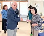 伊平屋村、元議長妻が香典返し30万円を教育委に寄付