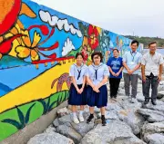 津堅中卒業生が港の岸壁に描くアート、26年間で多彩な内容に