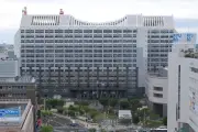 古謝氏の沖縄知事当選確実に政府内で期待の声「国と県の分断が終わる」