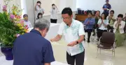古謝玄太氏に当選証書　家族に見守られ「重みを感じる」　沖縄県知事選