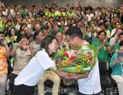 古謝玄太氏が沖縄県知事選で初当選確実、歓喜のコールが会場包む