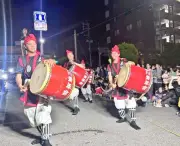 繁多川青年会と子ども会がエイサー道ずねぃ　旧盆ナカビに地域練り歩く