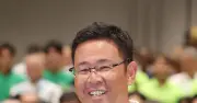 沖縄知事選、古謝玄太氏が当選確実「県民一人一人に寄り添う県政を」