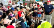 名護小5年生126人が漁協の競り市場と鮮魚店を見学、水産業の学び深める