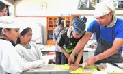 名護の親子が魚さばき挑戦 シェフ大島さんがプロの技伝授