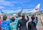 那覇－福岡線、就航70周年 JALとJTAが三線で見送り