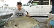 うるま市海岸で127.5センチ・25.4キロのロウニンアジ、親川さんが初ガーラ