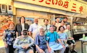 沖縄市の総菜店「三幸」43年の歴史に幕 常連客らが別れ惜しむ