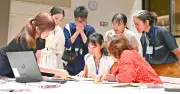 内間パウラさん、祖父の名前に感激　県立図書館で移民記録検索講座
