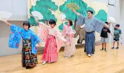 糸満で親子能楽教室 小学生5人がすり足など披露