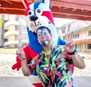 浦城小PTA会長・大城憲一郎さん、ゴーディーメークで登校児童を出迎え