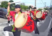 うるま市天願区青年会、旧盆ウークイに道ジュネー 約30人が練り歩く