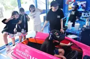 VRでボートレーサー体験 エイサーまつりで特設エリア 沖縄市