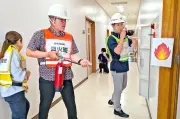 読谷村役場で100人規模の火災避難訓練 園児29人も参加し沖縄バスが送迎